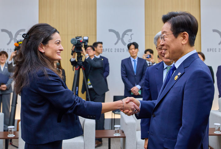 [경주=뉴시스] 최동준 기자 = 이재명 대통령이 31일 APEC 정상회의 장소인 경북 경주화백컨벤션센터에서 젠슨 황 엔비디아 최고경영자의 딸 메디슨 젠슨과 악수하고 있다. (사진=대통령실 제공) 2025.10.31. photo@newsis.com *재판매 및 DB 금지
