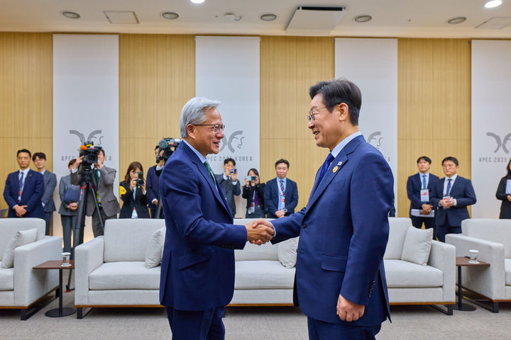 [경주=뉴시스] 최동준 기자 = 이재명 대통령이 31일 APEC 정상회의 장소인 경북 경주화백컨벤션센터에서 젠슨 황 엔비디아 최고경영자와 악수하고 있다. (사진=대통령실 제공) 2025.10.31. photo@newsis.com *재판매 및 DB 금지