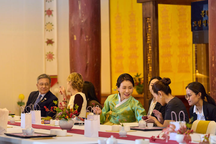 [경주=뉴시스] 최동준 기자 = 김혜경 여사가 31일 경주 불국사에서 열린 2025 아시아태평양경제협력체(APEC) 정상회의 배우자 행사에서 참석자들과 다도 체험을 하고 있다. (사진=대통령실 제공) 2025.10.31. photo@newsis.com *재판매 및 DB 금지