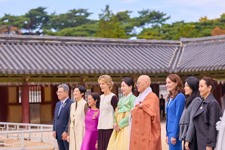 [경주=뉴시스] 최동준 기자 = 김혜경 여사가 31일 경주 불국사에서 열린 2025 아시아태평양경제협력체(APEC) 정상회의 배우자 행사에서 대한불교조계종 총무원장 진우스님을 비롯한 참석자들과 기념촬영을 하고 있다. (사진=대통령실 제공) 2025.10.31. photo@newsis.com *재판매 및 DB 금지