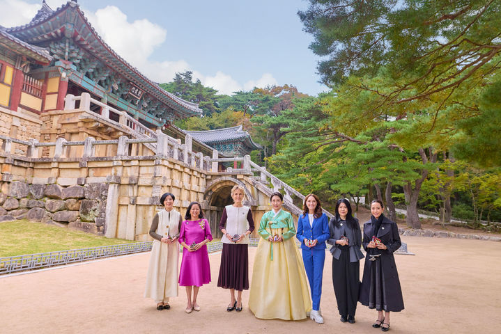 [경주=뉴시스] 최동준 기자 = 김혜경 여사가 31일 경주 불국사에서 열린 2025 아시아태평양경제협력체(APEC) 정상회의 배우자 행사에서 참석자들과 기념촬영을 하고 있다. (사진=대통령실 제공) 2025.10.31. photo@newsis.com *재판매 및 DB 금지