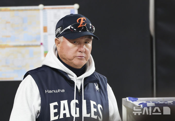 [대전=뉴시스] 김근수 기자 = 31일 대전 중구 한화생명볼파크에서 열린 2025 KBO 한국시리즈 5차전 LG 트윈스와 한화 이글스의 경기 시작 전 한화 김경문 감독이 그라운드를 응시하고 있다. 2025.10.31. ks@newsis.com