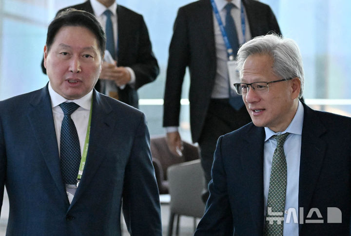 [경주=뉴시스] 추상철 기자 = 젠슨 황 엔비디아 CEO와 최태원 대한상의 회장이 31일 경북 경주시 경주예술의전당에서 열린 아시아태평양경제협력체(APEC) CEO 서밋에서 환담을 나누고 있다. (공동취재) 2025.10.31. photo@newsis.com