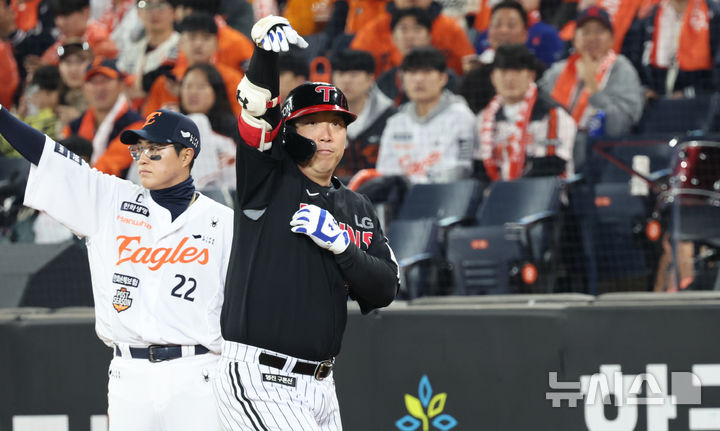 [대전=뉴시스] 강종민 기자 =  31일 대전 중구 한화생명볼파크에서 열린 2025 KBO 한국시리즈 5차전 LG 트윈스와 한화 이글스의 경기에서 1회초 1사 2루 상황에서 LG 김현수가 1타점 적시타를 친 후 기뻐하고 있다. 2025.10.31. ppkjm@newsis.com