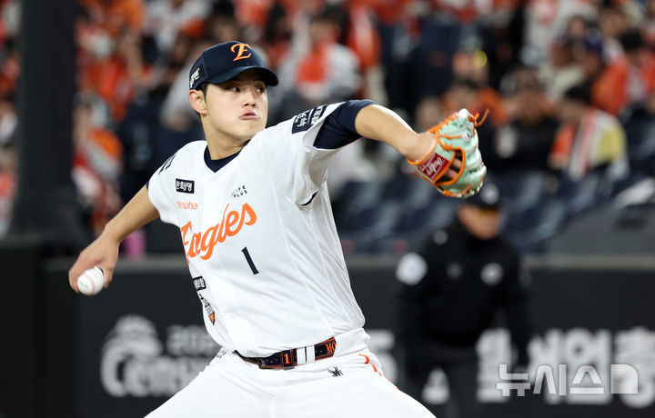 [대전=뉴시스] 강종민 기자 =  31일 대전 중구 한화생명볼파크에서 열린 2025 KBO 한국시리즈 5차전 LG 트윈스와 한화 이글스의 경기에서 한화 선발 문동주가 역투하고 있다. 2025.10.31. ppkjm@newsis.com