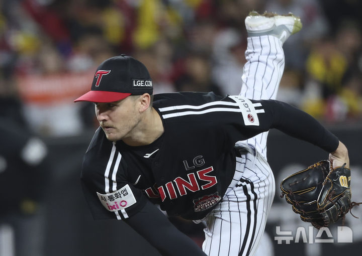 [대전=뉴시스] 김근수 기자 = 31일 대전 중구 한화생명볼파크에서 열린 2025 KBO 한국시리즈 5차전 LG 트윈스와 한화 이글스의 경기, 1회말 LG 선발투수 톨허스트가 공을 던지고 있다. 2025.10.31. ks@newsis.com
