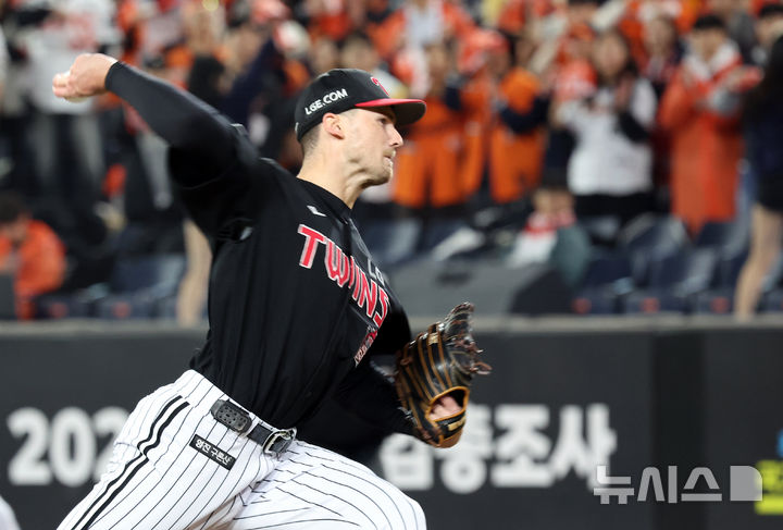 [대전=뉴시스] 강종민 기자 =  31일 대전 중구 한화생명볼파크에서 열린 2025 KBO 한국시리즈 5차전 LG 트윈스와 한화 이글스의 경기에서 LG 선발 톨허스트가 역투하고 있다. 2025.10.31. ppkjm@newsis.com