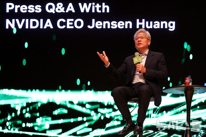 [경주=뉴시스] 이무열 기자 = 젠슨 황 엔비디아 최고경영자(CEO)가 31일 경북 경주예술의전당 원화홀에서 열린 2025년 아시아태평양경제협의체(APEC) 경주 엔비디아 기자간담회에서 취재진 질문에 답하고 있다. 2025.10.31. lmy@newsis.com