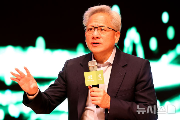 [경주=뉴시스] 엔비디아의 젠슨 황 CEO(최고경영자)가 도널드 트럼프 미국 대통령과 AI(인공지능) 칩 수출 문제에 대해 논의한 가운데, 미국이 중국 등에 앞서 고사양 AI 칩의 구매 우선권을 확보하는 내용의 법안에 대해 "해롭다"고 비판했다. 사진은 젠슨 황 엔비디아 최고경영자(CEO). 2025.12.04.