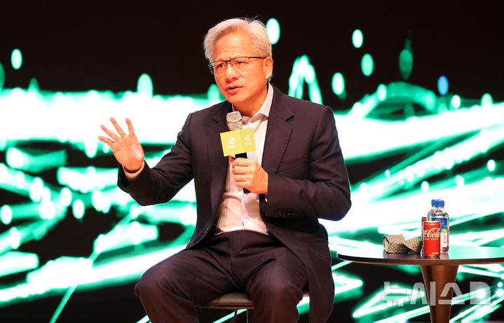 [경주=뉴시스] 이무열 기자 = 젠슨 황 엔비디아 최고경영자(CEO)가 31일 경북 경주예술의전당 원화홀에서 열린 2025년 아시아태평양경제협의체(APEC) 경주 엔비디아 기자간담회에서 취재진 질문에 답하고 있다. 2025.10.31. lmy@newsis.com