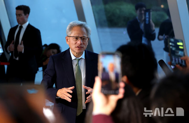 [경주=뉴시스] 이무열 기자 = 젠슨 황 엔비디아 최고경영자(CEO)가 31일 경북 경주예술의전당 원화홀에서 열린 2025년 아시아태평양경제협의체(APEC) 경주 엔비디아 기자간담회 입장 전 취재진 질문에 답하고 있다. 2025.10.31. lmy@newsis.com