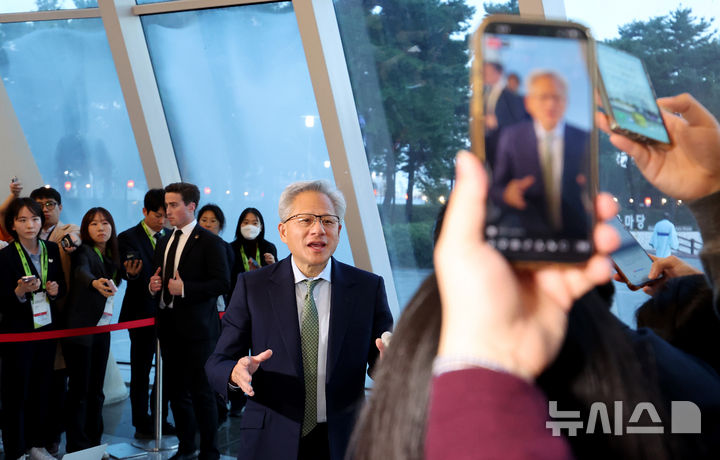[경주=뉴시스] 이무열 기자 = 젠슨 황 엔비디아 최고경영자(CEO)가 31일 경북 경주예술의전당 원화홀에서 열린 2025년 아시아태평양경제협의체(APEC) 경주 엔비디아 기자간담회 입장 전 취재진 질문에 답하고 있다. 2025.10.31. lmy@newsis.com