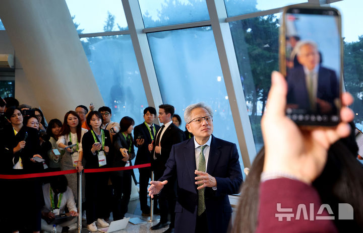 [경주=뉴시스] 이무열 기자 = 젠슨 황 엔비디아 최고경영자(CEO)가 31일 경북 경주예술의전당 원화홀에서 열린 2025년 아시아태평양경제협의체(APEC) 경주 엔비디아 기자간담회 입장 전 취재진 질문에 답하고 있다. 2025.10.31. lmy@newsis.com