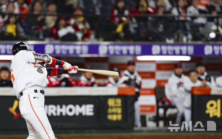 [대전=뉴시스] 김근수 기자 = 31일 대전 중구 한화생명볼파크에서 열린 2025 KBO 한국시리즈 5차전 LG 트윈스와 한화 이글스의 경기, 2회말 1사 주자 1루상황에서 한화 하주석이 안타를 치고 있다. 2025.10.31. ks@newsis.com