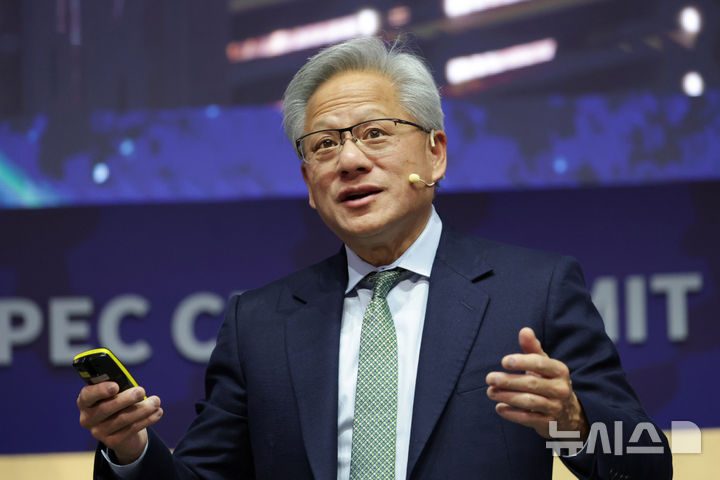 [경주=뉴시스] 추상철 기자 = 젠슨 황 엔비디아 최고경영자(CEO)가 31일 경북 경주예술의전당에서 열린 아시아태평양경제협의체(APEC) CEO 서밋에서 특별세션 기조연설을 하고 있다. (공동취재) 2025.10.31. photo@newsis.com