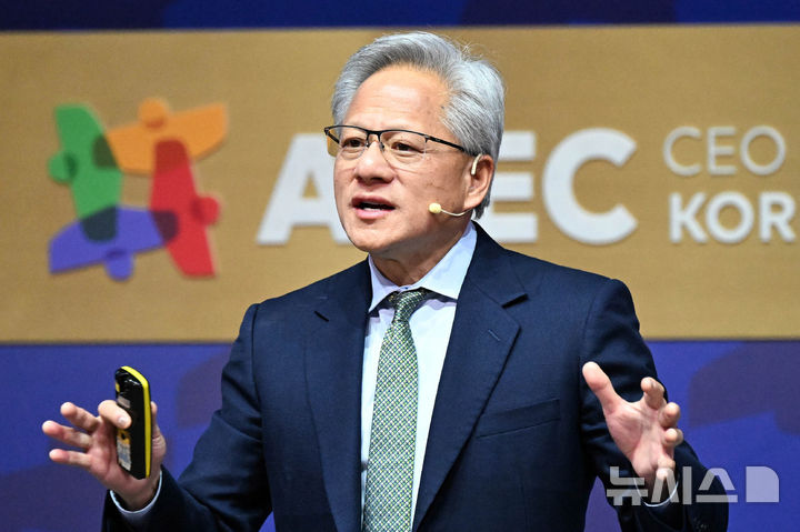 [경주=뉴시스] 젠슨 황 엔비디아 최고경영자(CEO)가 오는 8일 대만을 방문해 TSMC 체육대회에 참가할 예정인 것으로 전해졌다.사진은 황 CEO가 지난달 31일 경북 경주예술의전당에서 열린 아시아태평양경제협의체(APEC) CEO 서밋에서 연설하는 모습. 2025.11.06