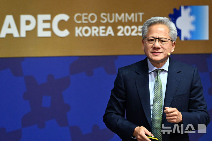 [경주=뉴시스] 일시적 조정인지, 하락장 초입인지 혼란이 이어지던 시장 분위기가 엔비디아의 '깜짝 실적' 한 방으로 단숨에 반전됐다. 사진은 젠슨 황 엔비디아 최고경영자(CEO). 2025.11.20.