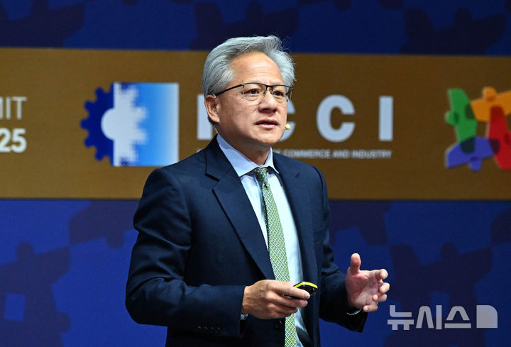 [경주=뉴시스] 추상철 기자 = 젠슨 황 엔비디아 최고경영자(CEO)가 31일 경북 경주예술의전당에서 열린 아시아태평양경제협의체(APEC) CEO 서밋에서 특별세션 기조연설을 하고 있다. (공동취재) 2025.10.31. photo@newsis.com
