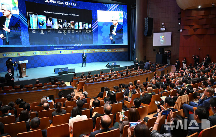 [경주=뉴시스] 추상철 기자 = 젠슨 황 엔비디아 최고경영자(CEO)가 31일 경북 경주예술의전당에서 열린 아시아태평양경제협의체(APEC) CEO 서밋에서 특별세션 기조연설을 하고 있다. (공동취재) 2025.10.31. photo@newsis.com