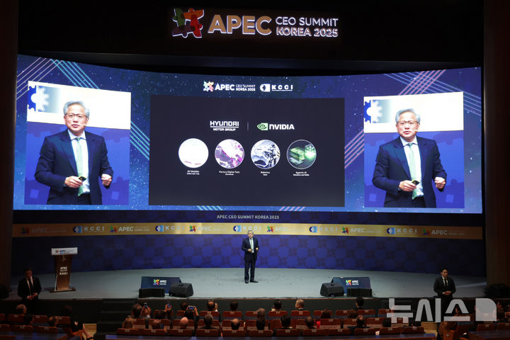[경주=뉴시스] 추상철 기자 = 젠슨 황 엔비디아 최고경영자(CEO)가 31일 경북 경주예술의전당에서 열린 아시아태평양경제협의체(APEC) CEO 서밋에서 특별세션 기조연설을 하고 있다. (공동취재) 2025.10.31. photo@newsis.com