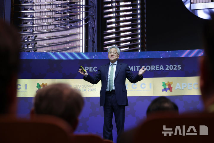 [경주=뉴시스] 추상철 기자 = 젠슨 황 엔비디아 최고경영자(CEO)가 31일 경북 경주예술의전당에서 열린 아시아태평양경제협의체(APEC) CEO 서밋에서 특별세션 기조연설을 하고 있다. (공동취재) 2025.10.31. photo@newsis.com