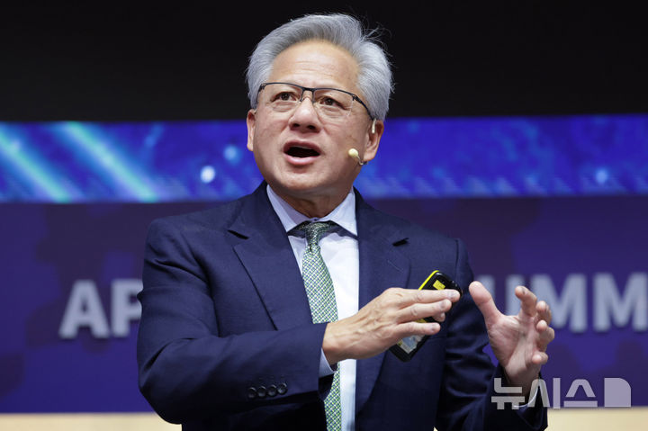 [경주=뉴시스] 젠슨 황 엔비디아 최고경영자(CEO)가 지난해 10월 경북 경주예술의전당에서 열린 아시아태평양경제협의체(APEC) CEO 서밋에서 특별세션 기조연설을 하고 있다.미국 빅테크 기업도 이란 전쟁에 긴급 대응에 나섰다. 빅테크는 중동 체류 직원의 안전을 확보하고 지역 내 인프라를 사수하기 위해 분주히 움직이고 있다.(사진=뉴시스DB) 2026.03.04.