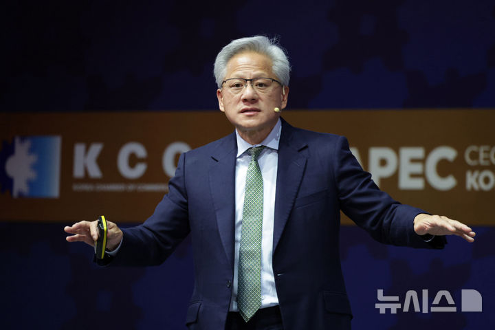 [경주=뉴시스] 추상철 기자 = 미국 엔비디아는 생성형 인공지능(AI) 챗GPT 개발사 오픈 AI와 1000억 달러(약 147조 원) 규모 투자 계약이 마무리되지 않았다고 밝혔다. 사진은 젠슨 황 엔비디아 최고경영자(CEO)가 지난달 31일 경북 경주예술의전당에서 열린 아시아태평양경제협의체(APEC) CEO 서밋에서 특별세션 기조연설을 하고 있는 모습. (공동취재) 2025.12.03. photo@newsis.com
