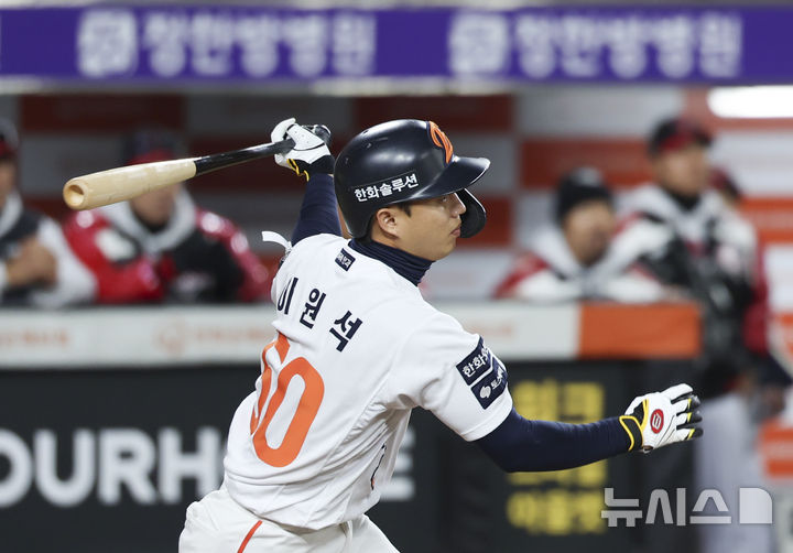 [대전=뉴시스] 김근수 기자 = 31일 대전 중구 한화생명볼파크에서 열린 2025 KBO 한국시리즈 5차전 LG 트윈스와 한화 이글스의 경기, 2회말 2사 주자 2,3루 상황에서 한화 하주석이 유격수 앞 땅볼로 3루 주자 노시환을 불러들이고 있다. 2025.10.31. ks@newsis.com