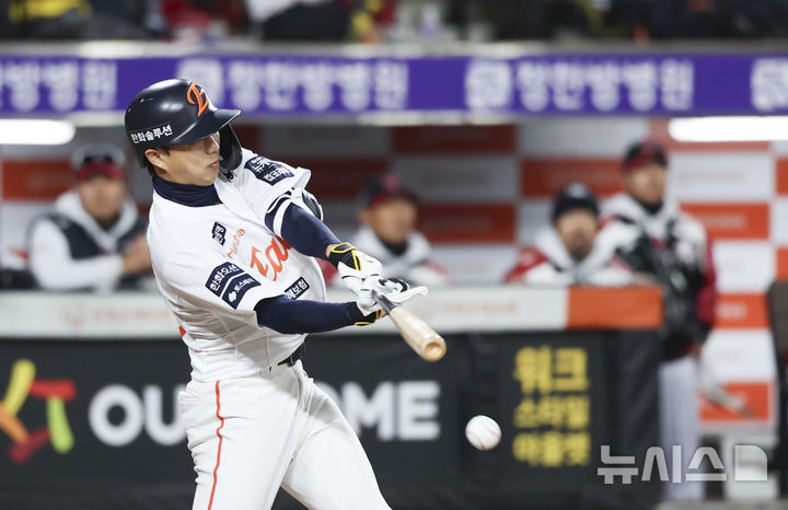 [대전=뉴시스] 김근수 기자 = 31일 대전 중구 한화생명볼파크에서 열린 2025 KBO 한국시리즈 5차전 LG 트윈스와 한화 이글스의 경기, 2회말 2사 주자 2,3루 상황에서 한화 하주석이 유격수 앞 땅볼로 3루 주자 노시환을 불러들이고 있다. 2025.10.31. ks@newsis.com