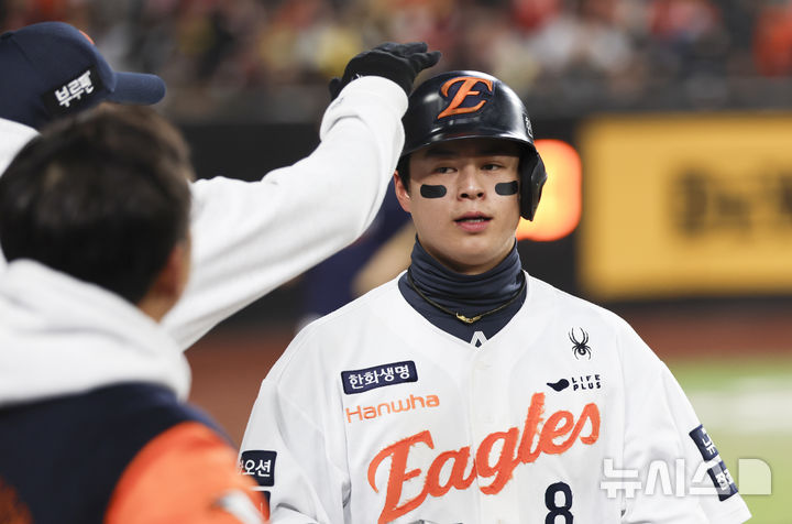 [대전=뉴시스] 김근수 기자 = 31일 대전 중구 한화생명볼파크에서 열린 2025 KBO 한국시리즈 5차전 LG 트윈스와 한화 이글스의 경기, 2회말 2사 주자 2,3루 상황에서 한화 3루 주자 노시환이 하주석의 유격수 앞 땅볼로 득점에 성공하고 있다. 2025.10.31. ks@newsis.com