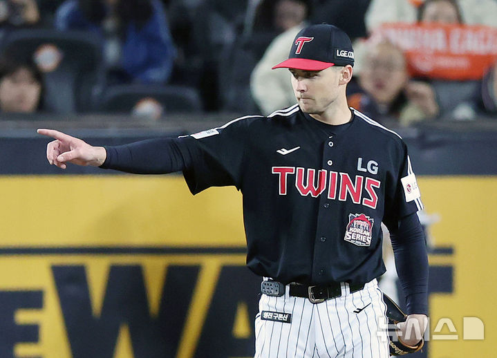 [대전=뉴시스] 조성우 기자 = 31일 대전 중구 한화생명볼파크에서 열린 2025 KBO 한국시리즈 5차전 LG 트윈스와 한화 이글스의 경기, LG 선발투수 톨허스트가 한화 4회말 공격 채은성에 이어 하주석을 범타 처리한 뒤 내야진을 향해  손짓하고 있다. 2025.10.31. xconfind@newsis.com