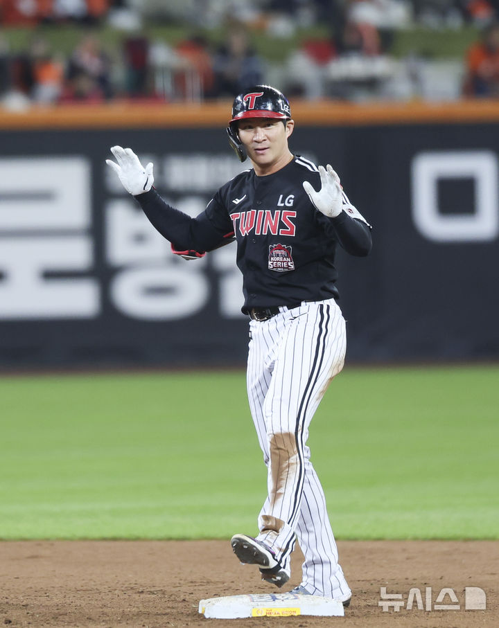 [대전=뉴시스] 김근수 기자 = 31일 대전 중구 한화생명볼파크에서 열린 2025 KBO 한국시리즈 5차전 LG 트윈스와 한화 이글스의 경기, 5회초 1사 주자 1루 상황에서 LG 오지환이 기습번트에 성공한 뒤 2루에서 포효하고 있다. 2025.10.31. ks@newsis.com