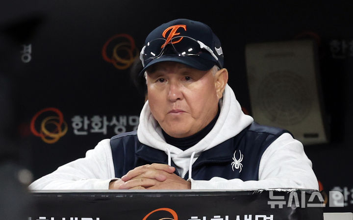[대전=뉴시스] 강종민 기자 = 31일 대전 중구 한화생명볼파크에서 열린 2025 KBO 한국시리즈 5차전 LG 트윈스와 한화 이글스의 경기에서 한화 김경문 감독이 경기를 보고 있다. 2025.10.31. ppkjm@newsis.com