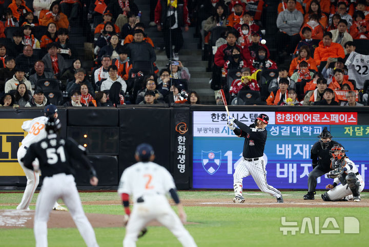 [대전=뉴시스] 조성우 기자 = 31일 대전 중구 한화생명볼파크에서 열린 2025 KBO 한국시리즈 5차전 LG 트윈스와 한화 이글스의 경기, LG 6회초 공격 1사 주자 2루서 김현수가 1타점 적시타를 때리고 있다. 2025.10.31. xconfind@newsis.com
