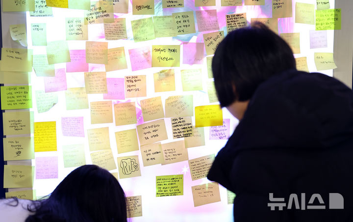 [서울=뉴시스] 최진석 기자 = 핼러윈 데이인 31일 서울 용산구 이태원 10·29 기억과 안전의 길에서 시민들이 이태원 참사 희생자들을 추모하고 있다. 2025.10.31. myjs@newsis.com