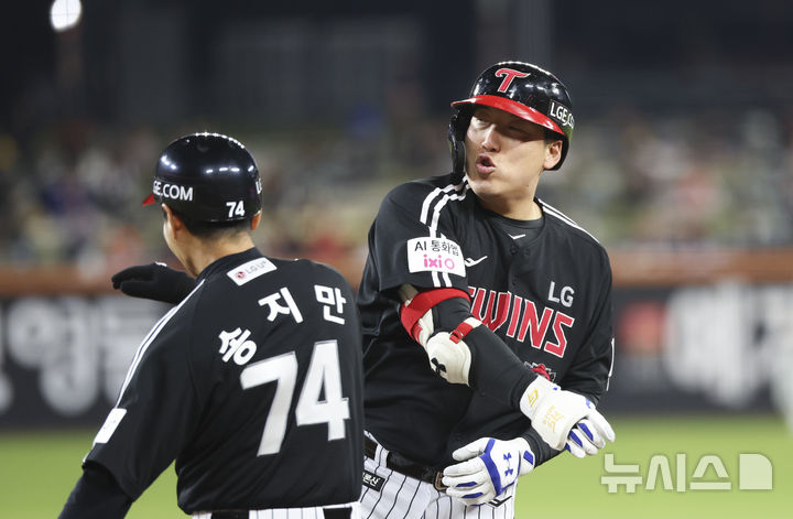 [대전=뉴시스] 김근수 기자 = 31일 대전 중구 한화생명볼파크에서 열린 2025 KBO 한국시리즈 5차전 LG 트윈스와 한화 이글스의 경기, 6회초 무사 주자 2루 상황에서 LG 김현수가 좌중간 1타점 1루타를 치고 기뻐하고 있다. 2025.10.31. ks@newsis.com