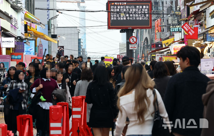 [서울=뉴시스] 최진석 기자 = 경찰청은 핼러윈 특별대책기간인 지난 23일부터 다음 달 1일까지 행정안전부와 함께 위기경보를 '주의' 단계로 격상하고 인파 안전관리 대책을 추진하고 있다고 30일 밝혔다. 사진은 핼러윈 데이인 지난해 10월 31일 서울 마포구 홍대 거리가 인파로 붐비고 있는 모습. 2025.10.31. myjs@newsis.com