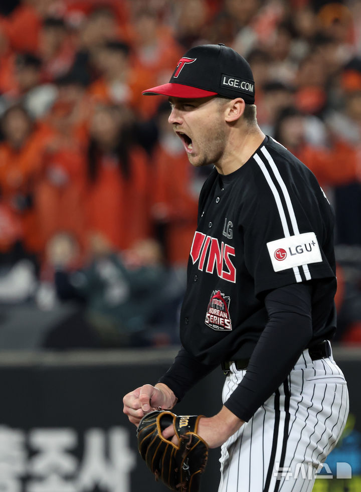 [대전=뉴시스] 강종민 기자 = 31일 대전 중구 한화생명볼파크에서 열린 2025 KBO 한국시리즈 5차전 LG 트윈스와 한화 이글스의 경기에서 7회말 LG 선발 톨허스트가 한화 공격을 막은 뒤 포효하고 있다. 2025.10.31. ppkjm@newsis.com