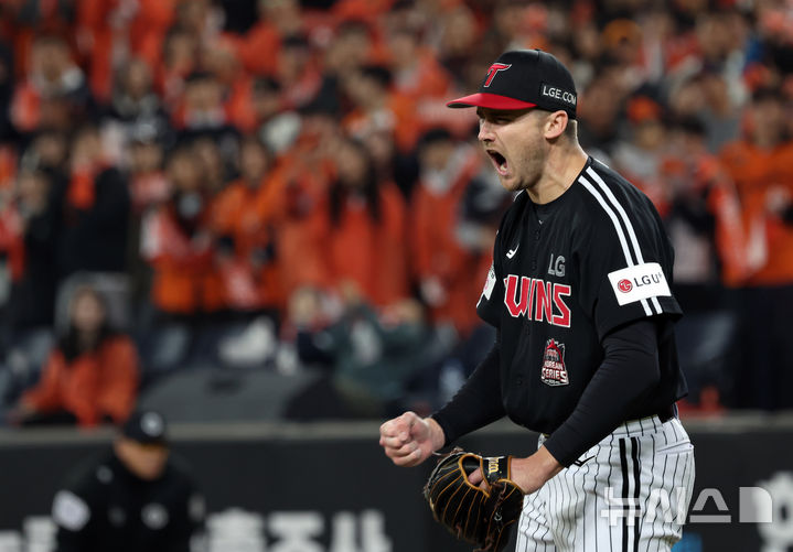 [대전=뉴시스] 강종민 기자 = 31일 대전 중구 한화생명볼파크에서 열린 2025 KBO 한국시리즈 5차전 LG 트윈스와 한화 이글스의 경기에서 7회말 LG 선발 톨허스트가 한화 공격을 막은 뒤 포효하고 있다. 2025.10.31. ppkjm@newsis.com