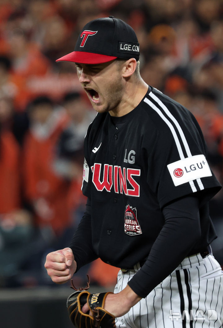 [대전=뉴시스] 강종민 기자 = 31일 대전 중구 한화생명볼파크에서 열린 2025 KBO 한국시리즈 5차전 LG 트윈스와 한화 이글스의 경기에서 7회말 LG 선발 톨허스트가 한화 공격을 막은 뒤 포효하고 있다. 2025.10.31. ppkjm@newsis.com