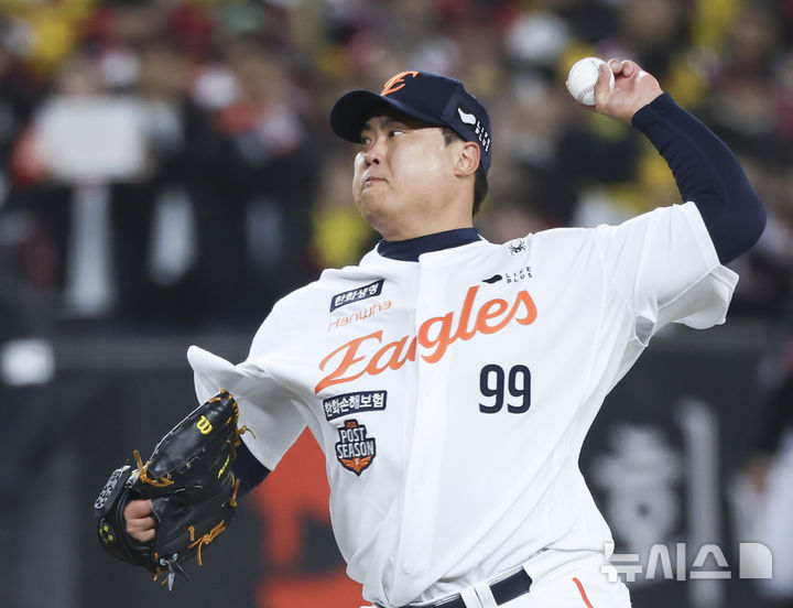 [대전=뉴시스] 김근수 기자 = 31일 대전 중구 한화생명볼파크에서 열린 2025 KBO 한국시리즈 5차전 LG 트윈스와 한화 이글스의 경기, 8회초 한화 구원투수 류현진이 공을 던지고 있다. 2025.10.31. ks@newsis.com