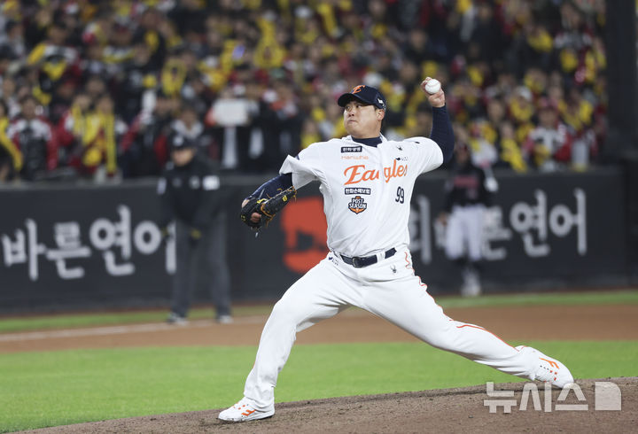 [대전=뉴시스] 김근수 기자 = 31일 대전 중구 한화생명볼파크에서 열린 2025 KBO 한국시리즈 5차전 LG 트윈스와 한화 이글스의 경기, 8회초 한화 구원투수 류현진이 공을 던지고 있다. 2025.10.31. ks@newsis.com