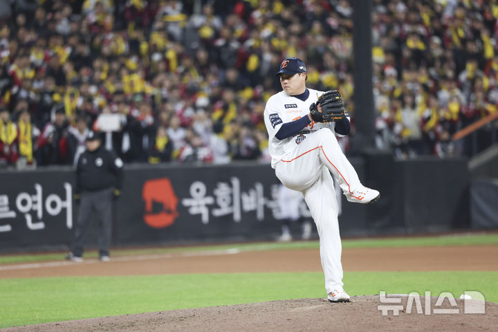 [대전=뉴시스] 김근수 기자 = 31일 대전 중구 한화생명볼파크에서 열린 2025 KBO 한국시리즈 5차전 LG 트윈스와 한화 이글스의 경기, 8회초 한화 구원투수 류현진이 공을 던지고 있다. 2025.10.31. ks@newsis.com
