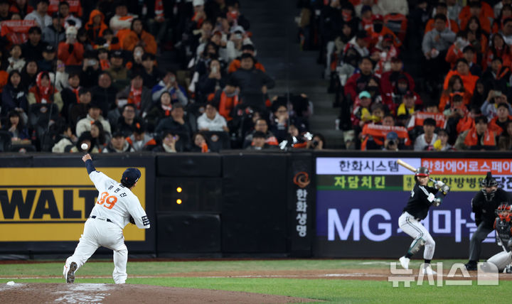 [대전=뉴시스] 조성우 기자 = 31일 대전 중구 한화생명볼파크에서 열린 2025 KBO 한국시리즈 5차전 LG 트윈스와 한화 이글스의 경기, 한화 투수 류현진이 8회 LG 공격 때 마운드에 올라 역투하고 있다. 2025.10.31. xconfind@newsis.com