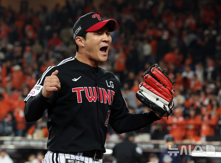 [대전=뉴시스] 강종민 기자 = 31일 대전 중구 한화생명볼파크에서 열린 2025 KBO 한국시리즈 5차전 LG 트윈스와 한화 이글스의 경기. 8회말 한화 공격을 막은 LG 오지환이 덕아웃으로 들어가며 환호하고 있다. 2025.10.31. ppkjm@newsis.com