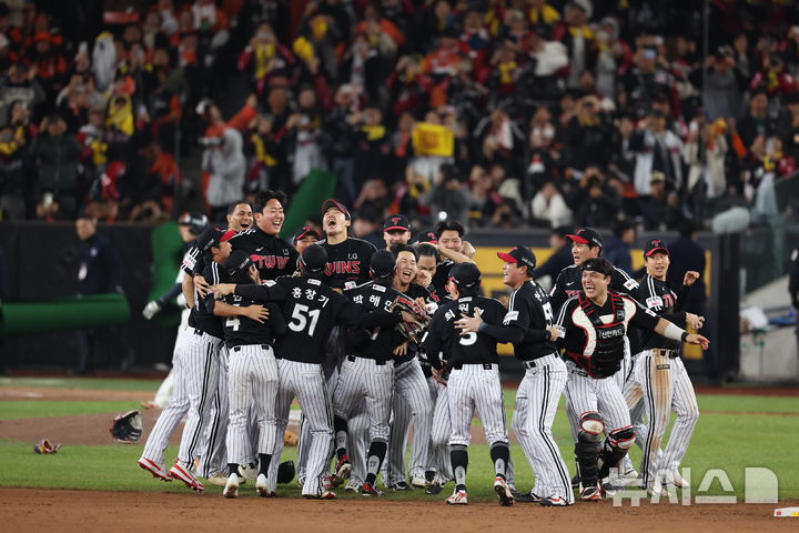 [대전=뉴시스] 조성우 기자 = 31일 대전 중구 한화생명볼파크에서 열린 2025 KBO 한국시리즈 5차전 LG 트윈스와 한화 이글스의 경기, LG트윈스가 4-1로 승리하며 우승을 확정 지은 LG 선수들이 기뻐하고 있다.2025.10.31. xconfind@newsis.com