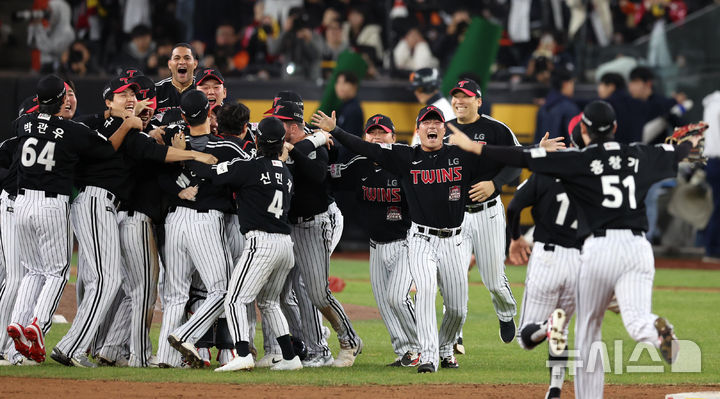 [대전=뉴시스] 조성우 기자 = LG 트윈스 선수들이 31일 대전 중구 한화생명볼파크에서 열린 2025 KBO 한국시리즈 5차전 LG 트윈스와 한화 이글스의 경기에서 4-1로 승리하며 우승을 확정 지은 뒤 기뻐하고 있다.2025.10.31. xconfind@newsis.com
