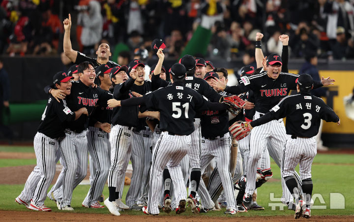[대전=뉴시스] 조성우 기자 = LG 트윈스 선수들이 31일 대전 중구 한화생명볼파크에서 열린 2025 KBO 한국시리즈 5차전 LG 트윈스와 한화 이글스의 경기에서 4-1로 승리하며 우승을 확정 지은 뒤 기뻐하고 있다.2025.10.31. xconfind@newsis.com