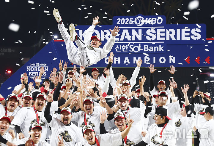 [대전=뉴시스] 김근수 기자 = 31일 대전 중구 한화생명볼파크에서 열린 2025 KBO 한국시리즈 5차전 LG 트윈스와 한화 이글스의 경기에서 4승 1패 기록으로 통합 우승을 차지한 LG 선수들이 염경엽 감독을 헹가래 하고 있다. 2025.10.31. ks@newsis.com