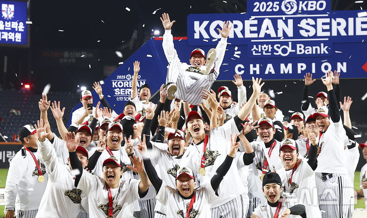 [대전=뉴시스] 김근수 기자 = 31일 대전 중구 한화생명볼파크에서 열린 2025 KBO 한국시리즈 5차전 LG 트윈스와 한화 이글스의 경기에서 4승 1패 기록으로 통합 우승을 차지한 LG 선수들이 염경엽 감독을 헹가래 하고 있다. 2025.10.31. ks@newsis.com